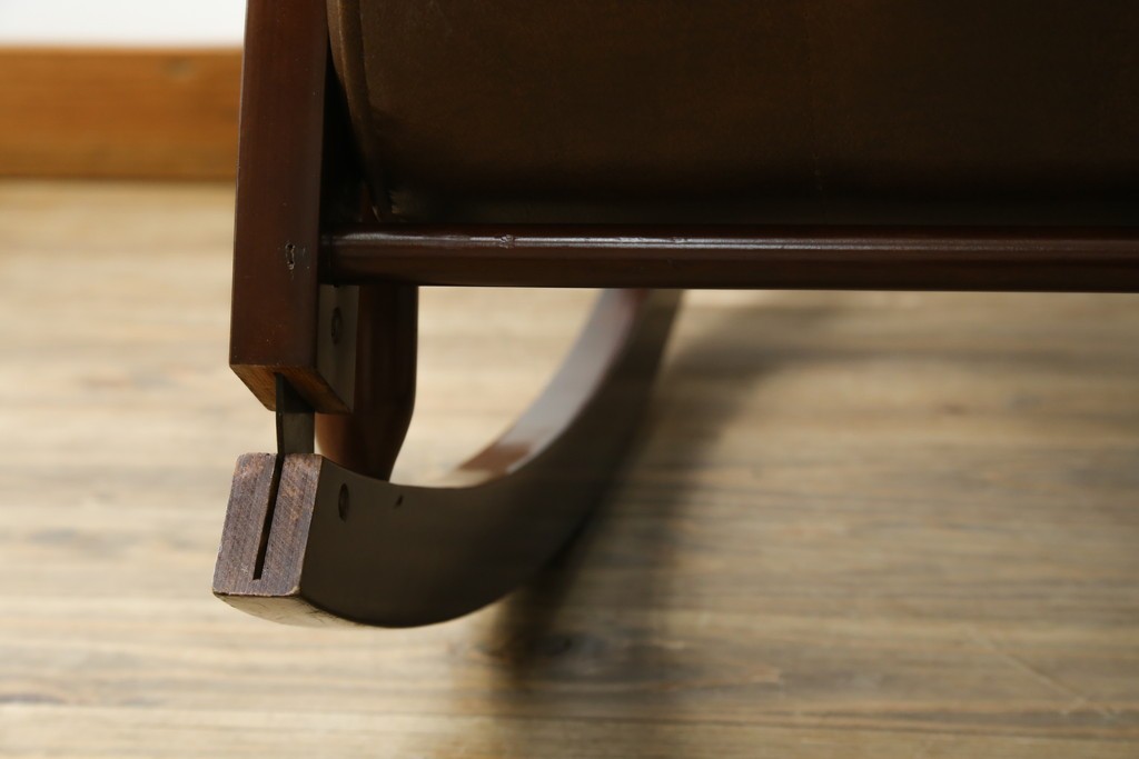 和製ヴィンテージ　東洋ファニチャー(TOYO FURNITURE)　ビニールレザー　折り畳み式フットレストが付いたロッキングチェア　(R-085340)