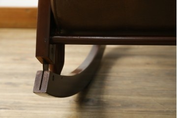 和製ヴィンテージ　東洋ファニチャー(TOYO FURNITURE)　ビニールレザー　折り畳み式フットレストが付いたロッキングチェア　(R-085340)
