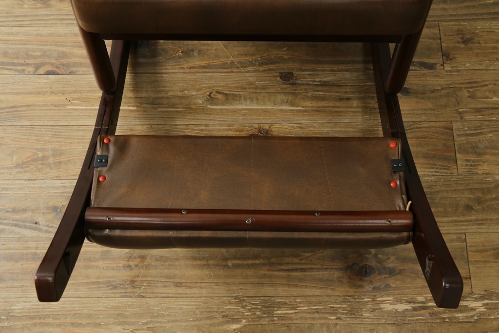和製ヴィンテージ　東洋ファニチャー(TOYO FURNITURE)　ビニールレザー　折り畳み式フットレストが付いたロッキングチェア　(R-085340)