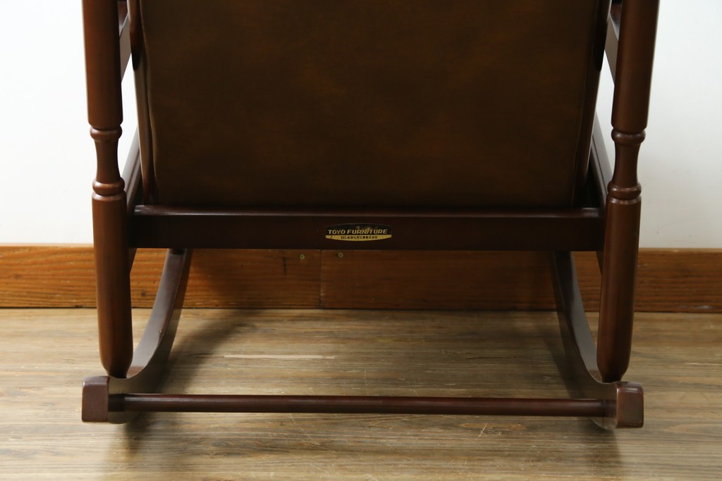 和製ヴィンテージ　東洋ファニチャー(TOYO FURNITURE)　ビニールレザー　折り畳み式フットレストが付いたロッキングチェア　(R-085340)