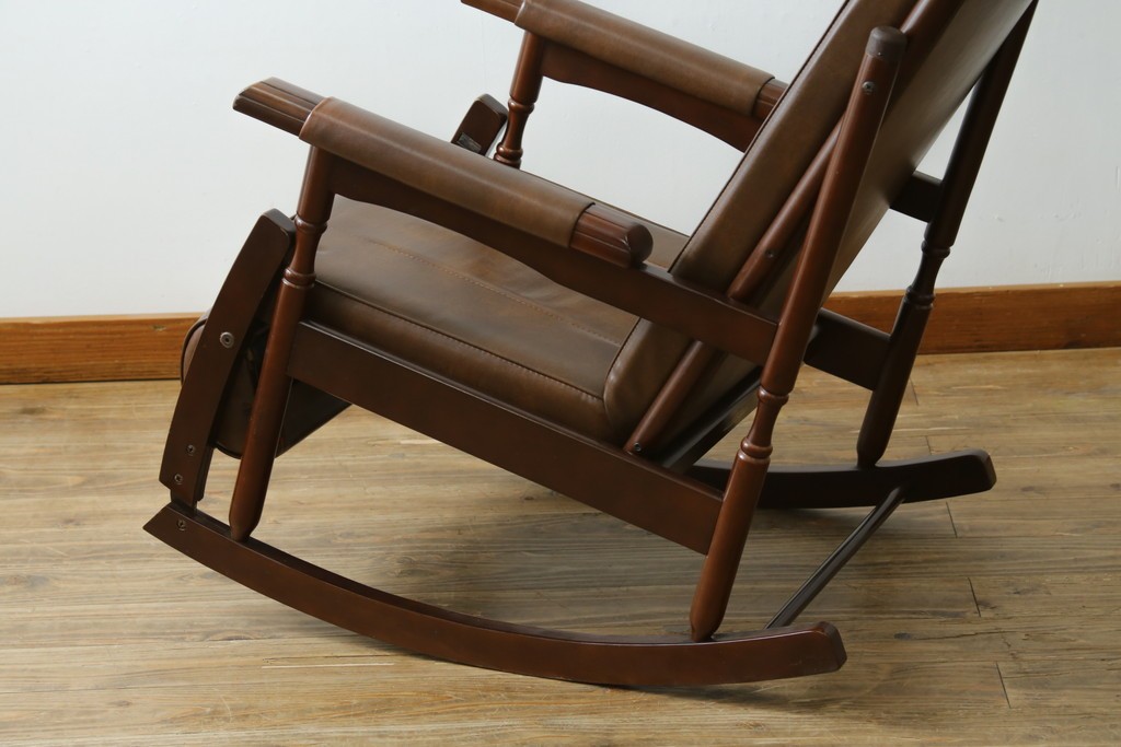和製ヴィンテージ　東洋ファニチャー(TOYO FURNITURE)　ビニールレザー　折り畳み式フットレストが付いたロッキングチェア　(R-085340)