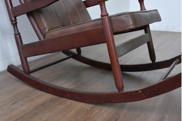 和製ヴィンテージ　東洋ファニチャー(TOYO FURNITURE)　ビニールレザー　折り畳み式フットレストが付いたロッキングチェア　(R-085340)