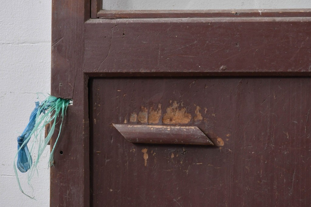 アンティーク建具　ペイント仕上げ限定　大正ロマンの趣を感じる桟入りガラスの扉1枚　(R-085341)