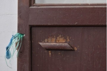 アンティーク建具　ペイント仕上げ限定　大正ロマンの趣を感じる桟入りガラスの扉1枚　(R-085341)