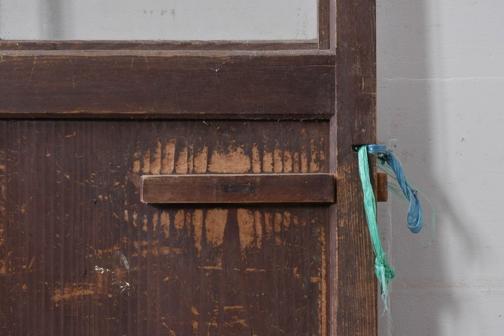 アンティーク建具　ペイント仕上げ限定　大正ロマンの趣を感じる桟入りガラスの扉1枚　(R-085341)