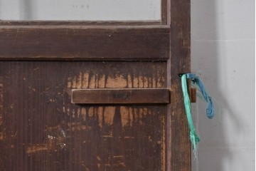 アンティーク建具　ペイント仕上げ限定　大正ロマンの趣を感じる桟入りガラスの扉1枚　(R-085341)