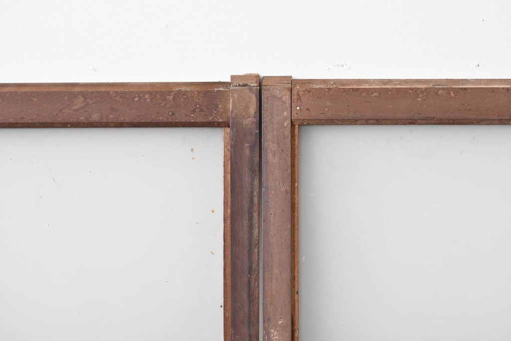 アンティーク建具　経年変化で味わいを増した木味が魅力のガラス窓2枚セット　(R-085345)