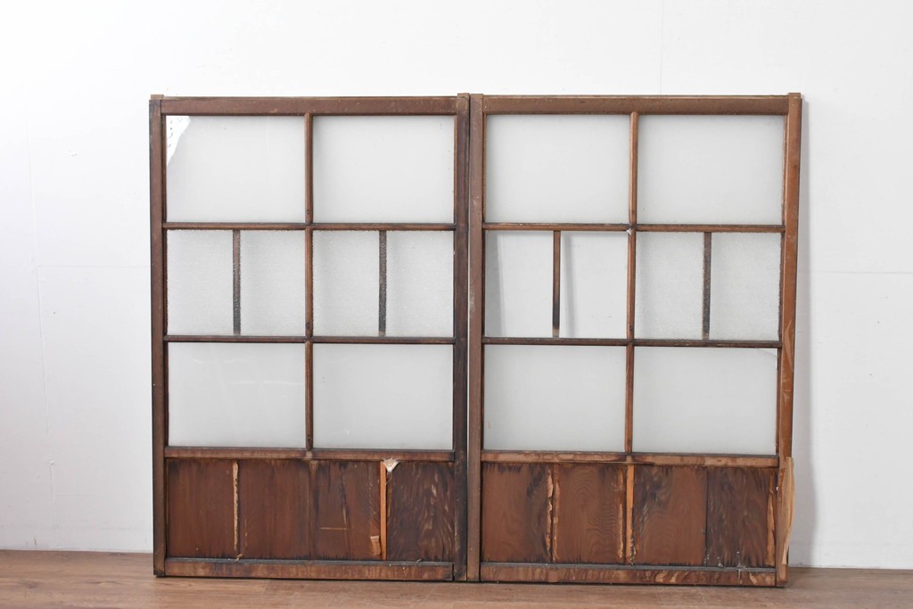 アンティーク建具　経年変化で味わいを増した木味が魅力のガラス窓2枚セット　(R-085345)