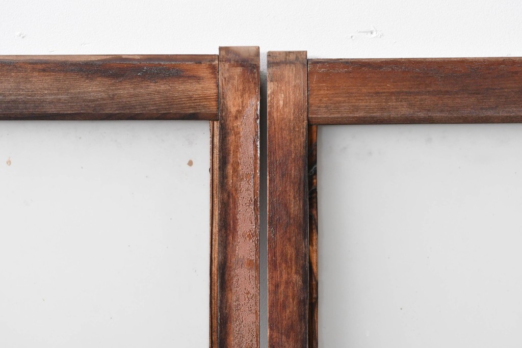 アンティーク建具　経年変化で味わいを増した木味が魅力のガラス窓2枚セット　(R-085345)