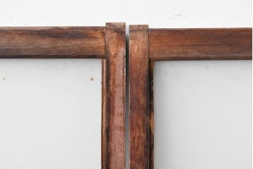 アンティーク建具　経年変化で味わいを増した木味が魅力のガラス窓2枚セット　(R-085345)