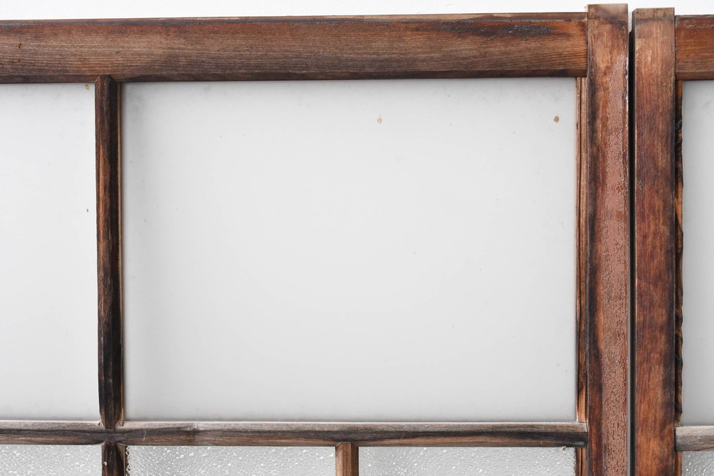 アンティーク建具　経年変化で味わいを増した木味が魅力のガラス窓2枚セット　(R-085345)