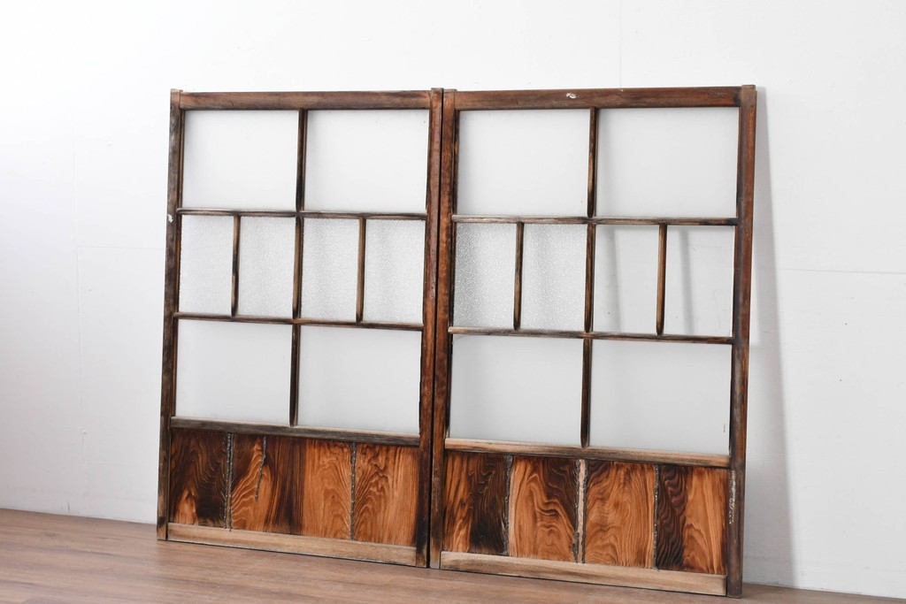 アンティーク建具　経年変化で味わいを増した木味が魅力のガラス窓2枚セット　(R-085345)