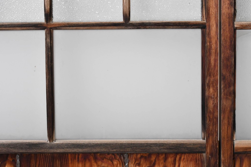 アンティーク建具　経年変化で味わいを増した木味が魅力のガラス窓2枚セット　(R-085345)