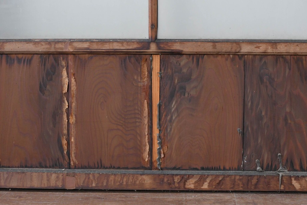 アンティーク建具　経年変化で味わいを増した木味が魅力のガラス窓2枚セット　(R-085345)