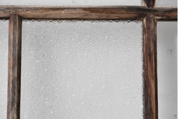 アンティーク建具　経年変化で味わいを増した木味が魅力のガラス窓2枚セット　(R-085345)