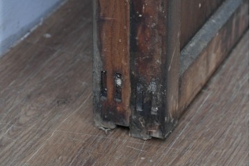 アンティーク建具　経年変化で味わいを増した木味が魅力のガラス窓2枚セット　(R-085345)