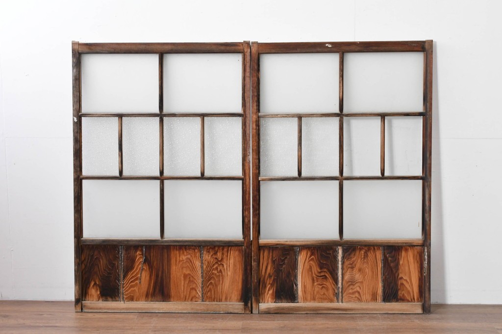 アンティーク建具　経年変化で味わいを増した木味が魅力のガラス窓2枚セット　(R-085345)