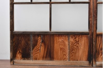 アンティーク建具　経年変化で味わいを増した木味が魅力のガラス窓2枚セット　(R-085345)