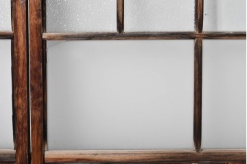 アンティーク建具　経年変化で味わいを増した木味が魅力のガラス窓2枚セット　(R-085345)