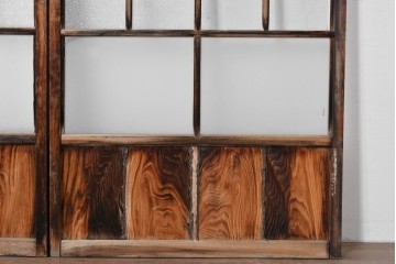 アンティーク建具　経年変化で味わいを増した木味が魅力のガラス窓2枚セット　(R-085345)