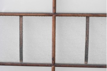 アンティーク建具　経年変化で味わいを増した木味が魅力のガラス窓2枚セット　(R-085345)