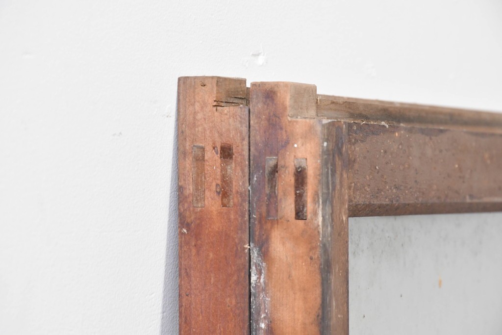 アンティーク建具　経年変化で味わいを増した木味が魅力のガラス窓2枚セット　(R-085345)