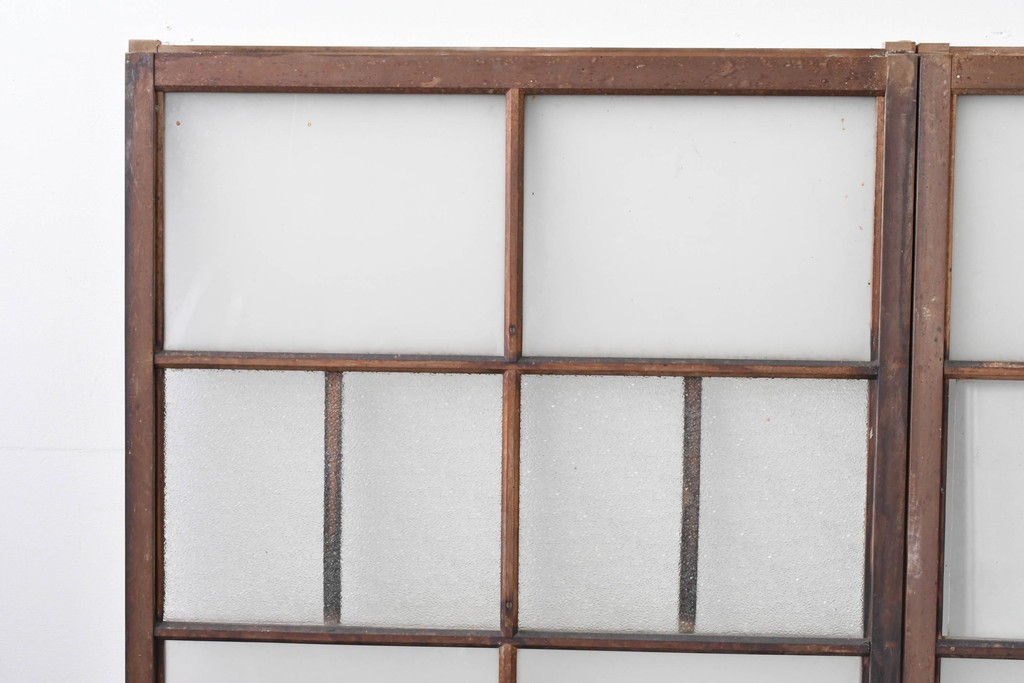 アンティーク建具　経年変化で味わいを増した木味が魅力のガラス窓2枚セット　(R-085345)