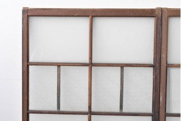 アンティーク建具　経年変化で味わいを増した木味が魅力のガラス窓2枚セット　(R-085345)