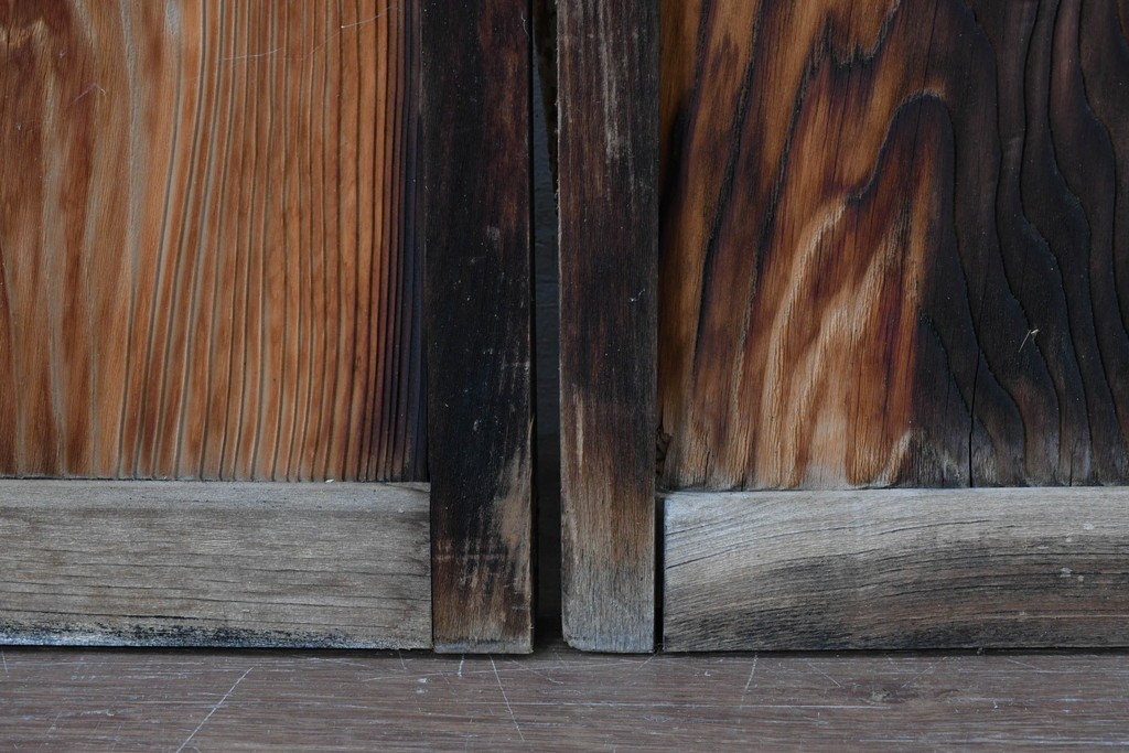 アンティーク建具　経年変化で味わいを増した木味が魅力のガラス窓2枚セット　(R-085345)