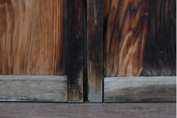 アンティーク建具　経年変化で味わいを増した木味が魅力のガラス窓2枚セット　(R-085345)