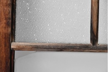 アンティーク建具　経年変化で味わいを増した木味が魅力のガラス窓2枚セット　(R-085345)