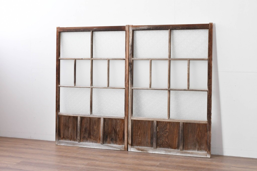 アンティーク建具　素朴な木味が魅力のガラス窓2枚セット　(R-085346)