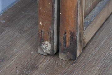 アンティーク建具　素朴な木味が魅力のガラス窓2枚セット　(R-085346)