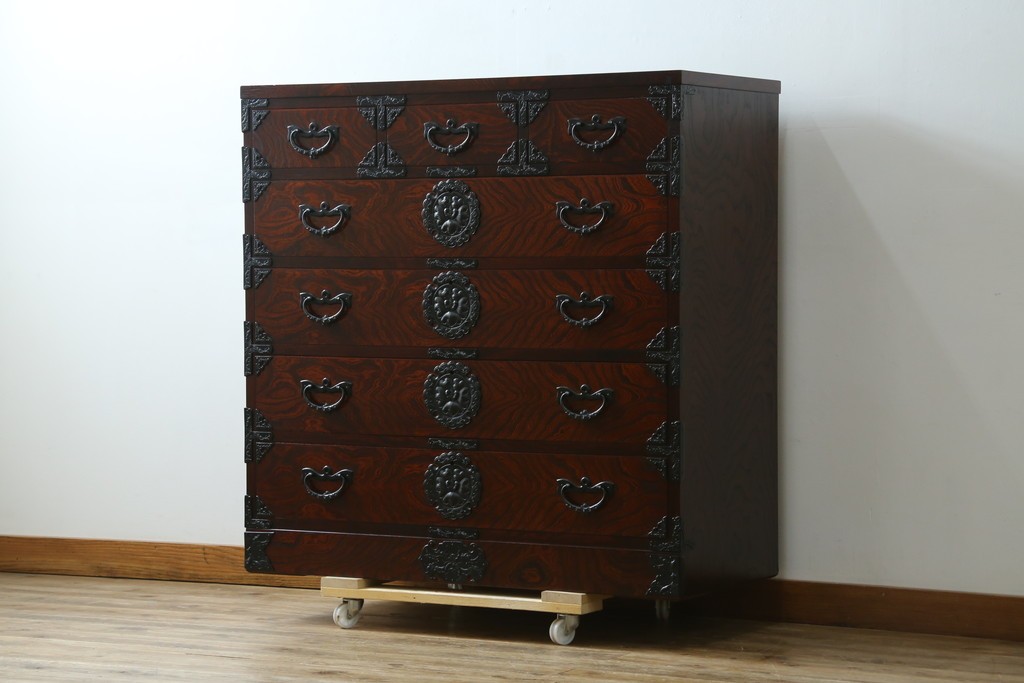 中古　超美品　岩谷堂箪笥　深みある色調と華やかな金具が引き立つ整理箪笥　(R-085351)