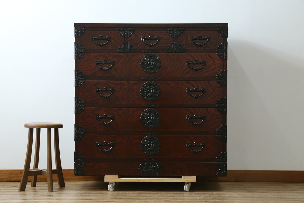 中古　超美品　岩谷堂箪笥　深みある色調と華やかな金具が引き立つ整理箪笥　(R-085351)