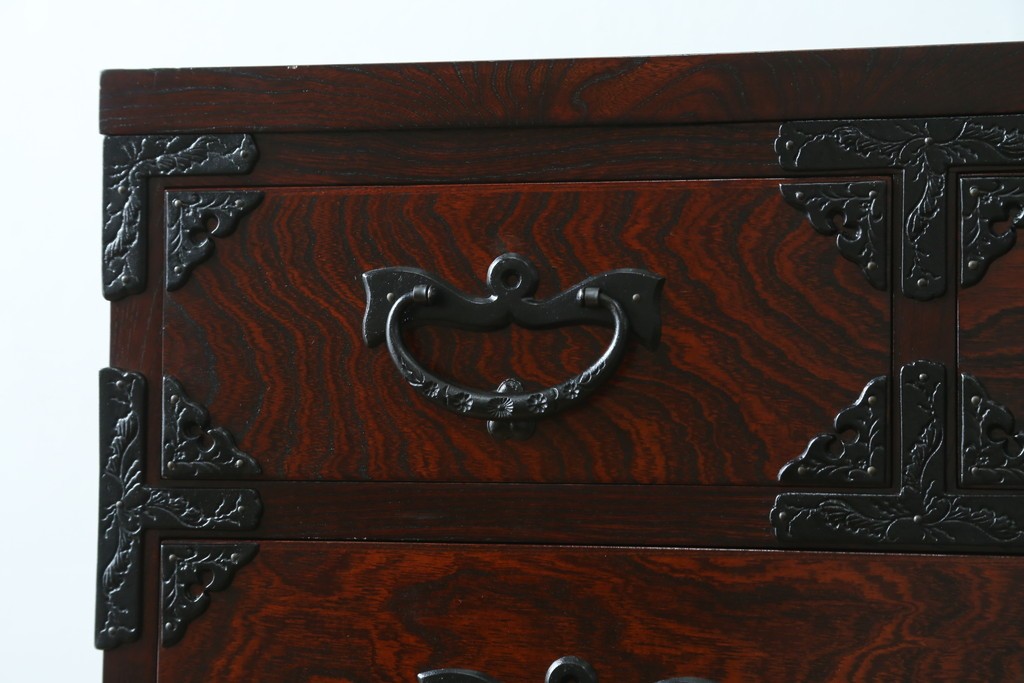 中古　超美品　岩谷堂箪笥　深みある色調と華やかな金具が引き立つ整理箪笥　(R-085351)