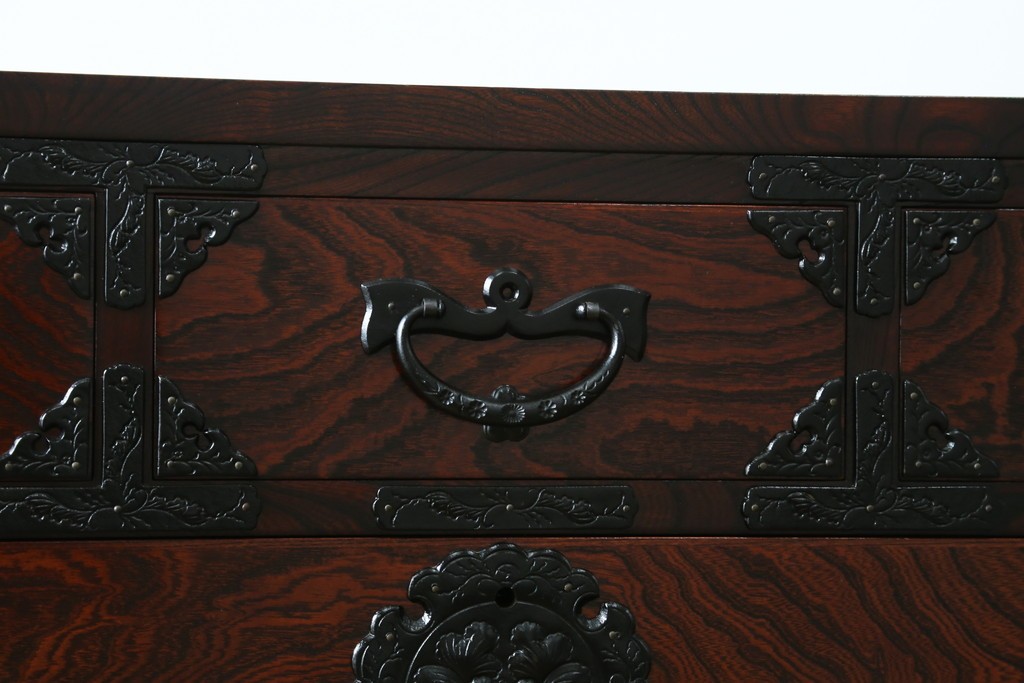 中古　超美品　岩谷堂箪笥　深みある色調と華やかな金具が引き立つ整理箪笥　(R-085351)