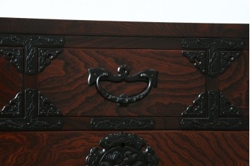 中古　超美品　岩谷堂箪笥　深みある色調と華やかな金具が引き立つ整理箪笥　(R-085351)