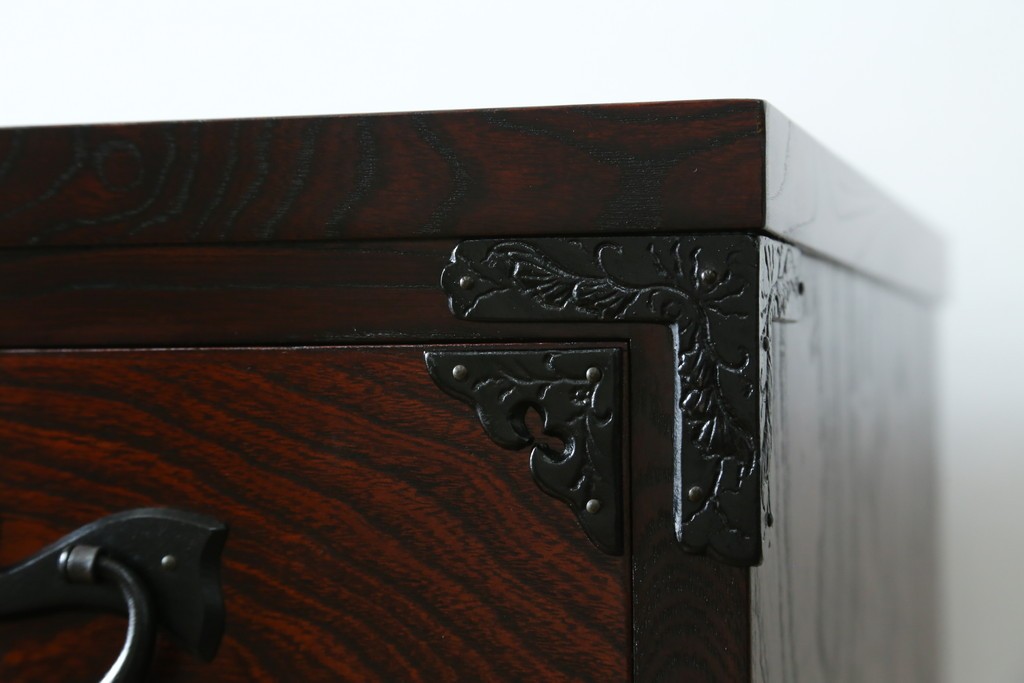 中古　超美品　岩谷堂箪笥　深みある色調と華やかな金具が引き立つ整理箪笥　(R-085351)