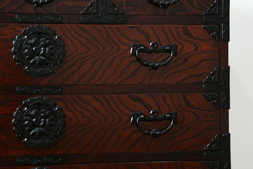 中古　超美品　岩谷堂箪笥　深みある色調と華やかな金具が引き立つ整理箪笥　(R-085351)