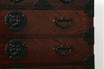 中古　超美品　岩谷堂箪笥　深みある色調と華やかな金具が引き立つ整理箪笥　(R-085351)