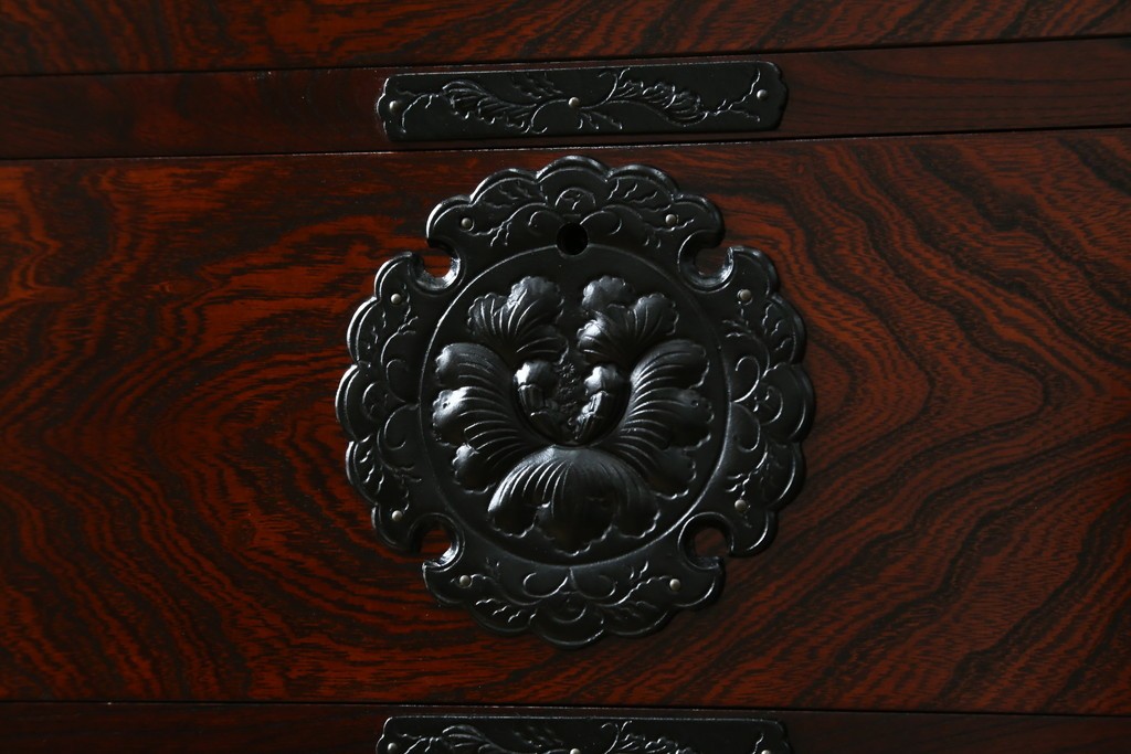 中古　超美品　岩谷堂箪笥　深みある色調と華やかな金具が引き立つ整理箪笥　(R-085351)