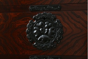 中古　超美品　岩谷堂箪笥　深みある色調と華やかな金具が引き立つ整理箪笥　(R-085351)