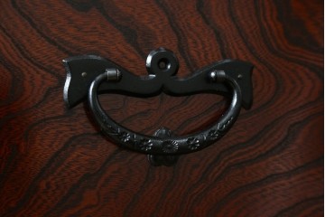 中古　超美品　岩谷堂箪笥　深みある色調と華やかな金具が引き立つ整理箪笥　(R-085351)