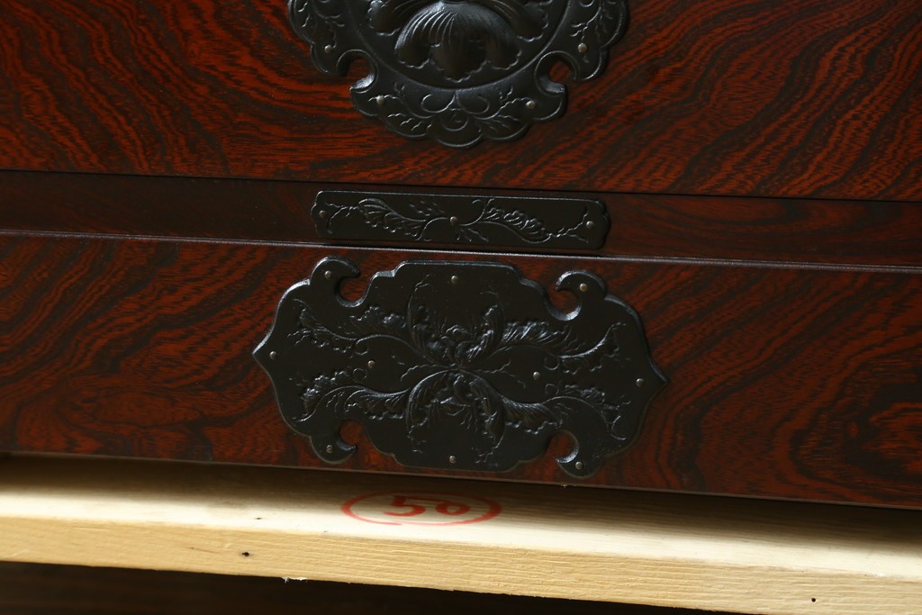 中古　超美品　岩谷堂箪笥　深みある色調と華やかな金具が引き立つ整理箪笥　(R-085351)