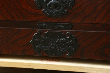 中古　超美品　岩谷堂箪笥　深みある色調と華やかな金具が引き立つ整理箪笥　(R-085351)