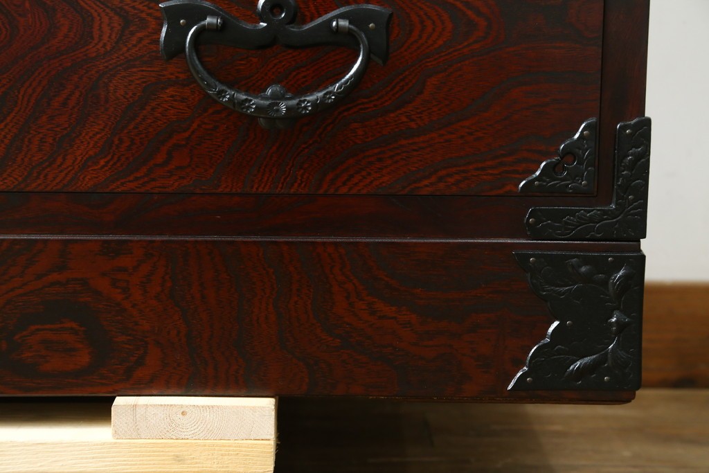 中古　超美品　岩谷堂箪笥　深みある色調と華やかな金具が引き立つ整理箪笥　(R-085351)