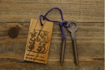 中古　超美品　岩谷堂箪笥　深みある色調と華やかな金具が引き立つ整理箪笥　(R-085351)