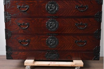 中古　超美品　岩谷堂箪笥　深みある色調と華やかな金具が引き立つ整理箪笥　(R-085351)