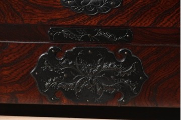 中古　超美品　岩谷堂箪笥　深みある色調と華やかな金具が引き立つ整理箪笥　(R-085351)